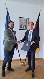 Ambasada Germaniei la Bucureşti susţine proiectul prin care vor fi formate reţele de apărători ai drepturilor omului din comunităţile de romi, cu o finanţare totală de 98.000 euro
