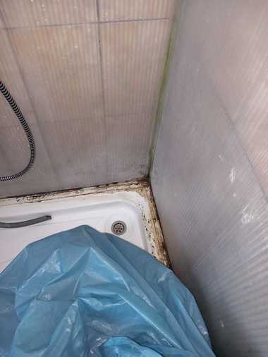 Un centru de îngrijire a vârstnicilor din Ilfov a fost închis temporar de Protecţia Consumatorilor, iar cei 22 de pacienţi au fost mutaţi în alte părţi/ Comisarii au găsit mizerie în spaţiile de cazare şi produse expirate la bucătărie - FOTO, VIDEO