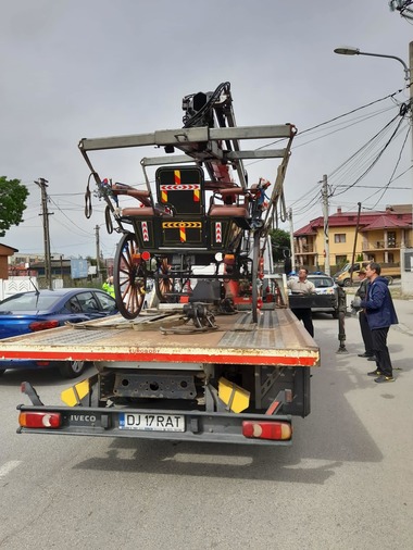 Trăsuri pregătite de nuntă, care circulau într-o zonă aglomerată din Craiova fără a avea autorizaţiile necesare, ridicate de poliţiştii locali - FOTO / VIDEO