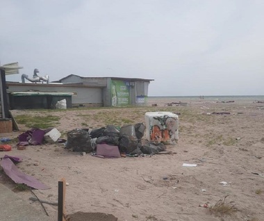 Organizatorul festivalului “Beach, please” de la Costineşti, amendat de Garda de Mediu cu 20.000 de lei deoarece plaja unde a a avut loc evenimentul muzical era plină de gunoaie - FOTO
