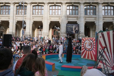 Un nou weekend pietonal în Capitală, în cadrul proiectului ”Străzi deschise” - Spectacole de teatru, numere de acrobaţie şi ateliere / 5.000 de lumini pe traseul pietonal de pe Calea Victoriei / Restricţii de circulaţie