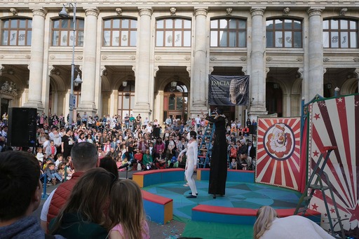 Un nou weekend pietonal în Capitală, în cadrul proiectului ”Străzi deschise” - Spectacole de teatru, numere de acrobaţie şi ateliere / 5.000 de lumini pe traseul pietonal de pe Calea Victoriei / Restricţii de circulaţie