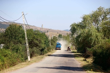 Buzău - Consiliul Judeţean va trebui să găsească aproximativ 30 de milioane de euro, co-finanţare pentru reabilitarea drumului către Vulcanii Noroioşi