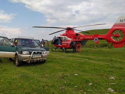 Hunedoara: Bărbat rănit, după ce a fost prins sub tractorul pe care îl manevra pe un teren agricol / A intervenit elicopterul SMURD - VIDEO
