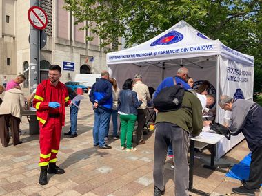 Sute de persoane au mers să facă teste pentru hepatita C în cadrul unei campanii organizate în Piteşti. Sâmbătă, testările au demarat mai devreme pentru că oamenii s-au adunat înaintea orei programate - FOTO