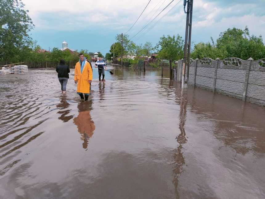 Nouă case şi două curţi din Buzău, inundate în urma precipitaţiilor - FOTO
