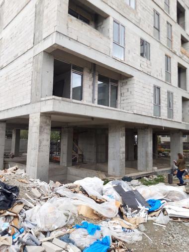 Constructorul unui bloc din Constanţa, amendat de Garda de Mediu cu peste 67.000 de lei, pentru că în şantier erau depozitate deşeuri, atât provenite din construcţii, cât şi din cele reciclabile - FOTO