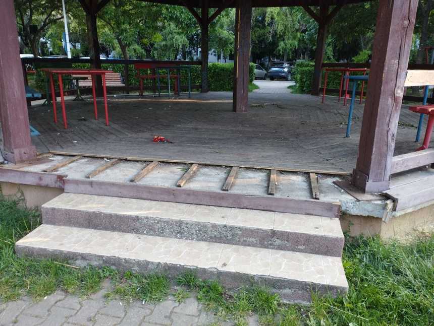 Persoane necunoscute au vandalizat un parc din Ploieşti / Băncile au fost rupte şi mutate pentru a bloca aleile, iar scândurile dintr-un foişor au fost desprinse - FOTO