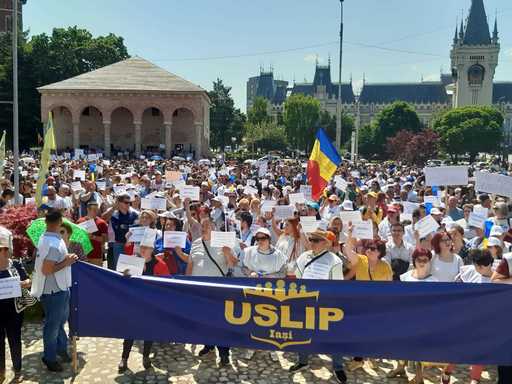 Protest al profesorilor în faţa Prefecturii Iaşi / Oamenii cer ”negocieri reale” pentru detensionarea situaţiei din Educaţie - FOTO 