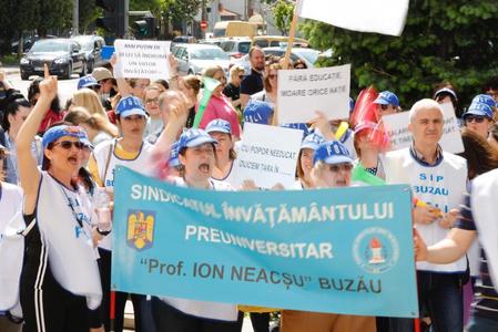 UPDATE - Protest al angajaţilor din Educaţie, la Buzău / Sindicaliştii cred că oferta Guvernului este inacceptabilă, iar greva trebuie să continue / Sindicaliştii au perturbat discursul lui Marcel Ciolacu la Cimitirul Eroilor - FOTO / VIDEO

