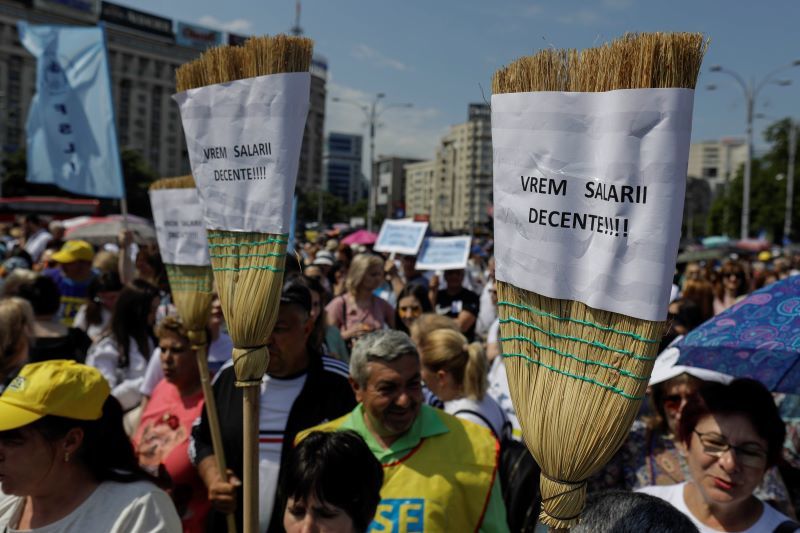 UPDATE - Protest al sindicaliştilor din Educaţie, la Bucureşti - Lider sindical, despre oferta Guvernului: Miile de colegi veniţi din Bucureşti şi din ţară spun un NU hotărât acestei oferte / Guvernul a invitat sindicatele la discuţii - FOTO/ VIDEO


