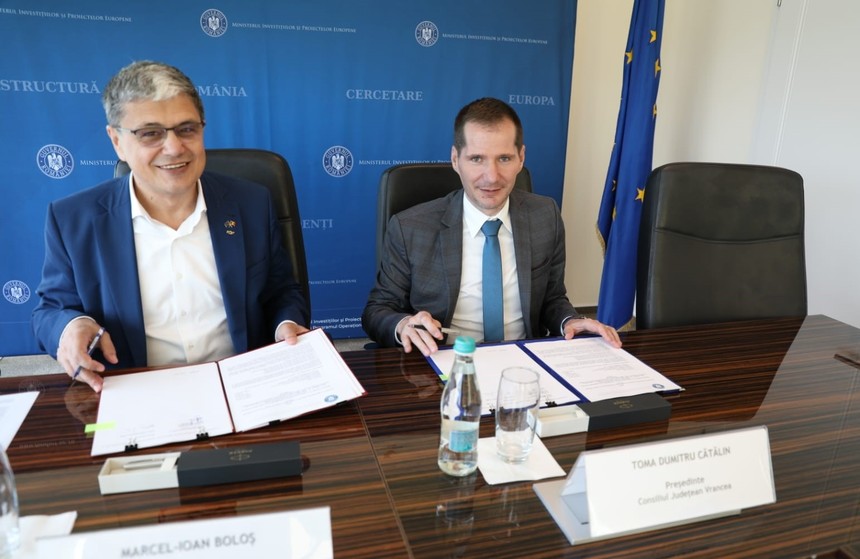 Ministerul Proiectelor Europene: Unităţi şcolare din Vrancea vor fi echipate cu panouri fotovoltaice/ Contractul de finanţare în valoare de 1,2 milioane de euro pentru producţia de energie verde în judeţ, semnat