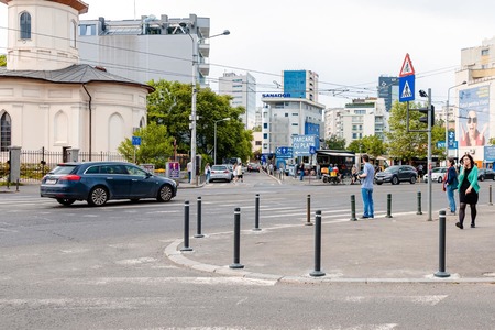 Nicuşor Dan: Primăria Capitalei a montat stâlpi antiparcare pe trotuarele de la intersecţia dintre străzile Sevastopol şi Buzeşti, unde au fost scoşi de cei care parchează ilegal