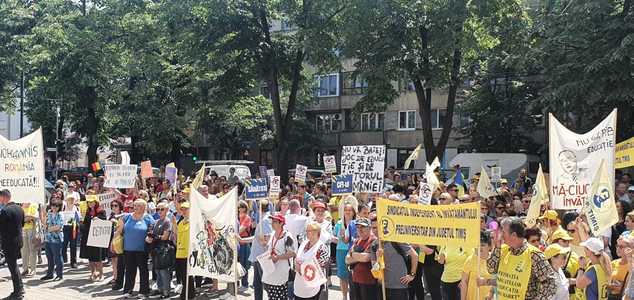 Peste 200 de profesori protestează în faţa Prefecturii Timiş / Cadrele didactice cer demisii şi respect - FOTO
