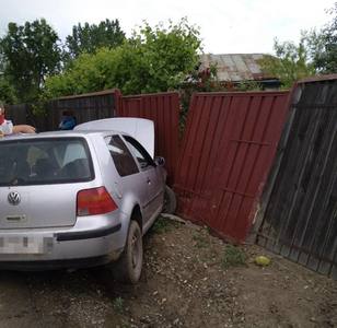 Dâmboviţa: Un băiat de 15 ani a intrat cu un autoturism în gardul unei case. Poliţia a deschis anchetă