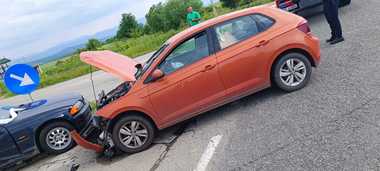Gorj: Bărbat încarcerat, după ce două autoturisme s-au ciocnit într-o intersecţie. Victima a fost dusă la spital - FOTO