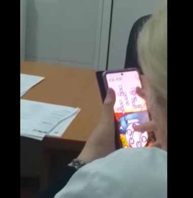 Medic, unui pacient care a filmat-o jucându-se pe telefon, în gardă, şi i-a reproşat că pacienţii aşteaptă  la uşă: Dacă eşti obraznic, să te trimit şi în altă parte! Termină! Vrei să chem poliţia?  - VIDEO