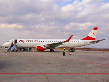 UPDATE - Un avion care venea de la Viena nu a putut ateriza la Iaşi din cauza furtunii / Aeronava a fost redirecţionată către Budapesta şi ulterior a decolat către Viena