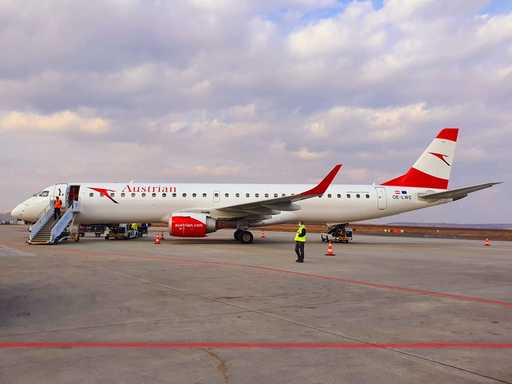 UPDATE - Un avion care venea de la Viena nu a putut ateriza la Iaşi din cauza furtunii / Aeronava a fost redirecţionată către Budapesta şi ulterior a decolat către Viena