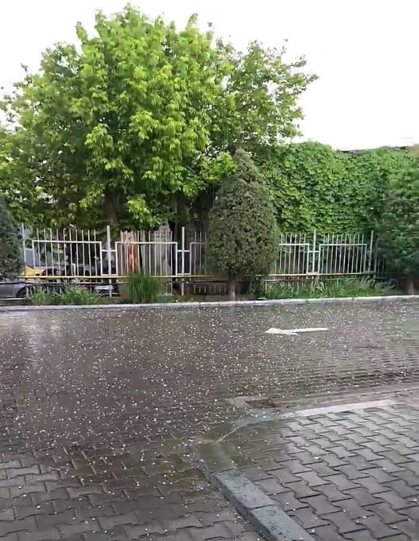 Ploaie cu grindină, sâmbătă după-amiază, în mai multe zone din ţară - VIDEO