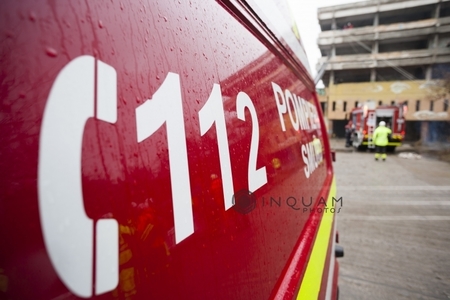 Deva: Intervenţie a pompierilor, după ce o tânără de 17 ani ar fi căzut de la etajul 4 al unui bloc de locuinţe