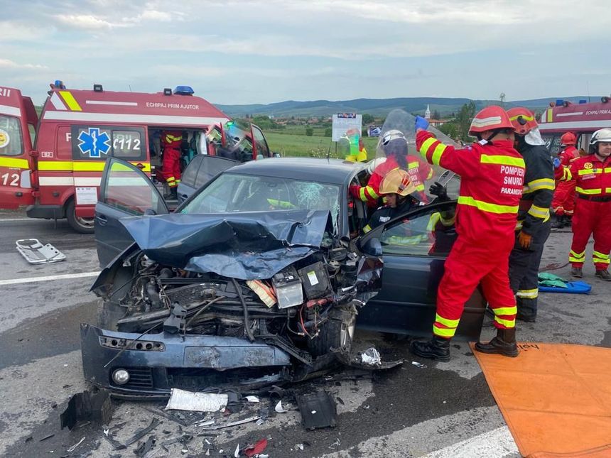 Mureş: Şase răniţi, într-un accident rutier în care au fost implicate două autoturisme. Două dintre victime sunt în stare gravă - FOTO
