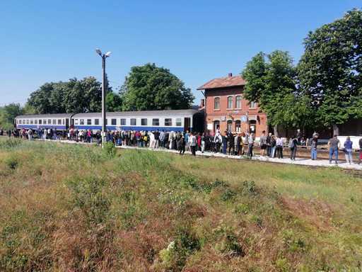 Iaşi: Incendiu la locomotiva unui tren care circula pe ruta Tecuci-Iaşi/ Aproximativ 200 de călători au coborât din vagoane, în Gara Scânteia/ Incendiul a fost stins de pompieri - FOTO