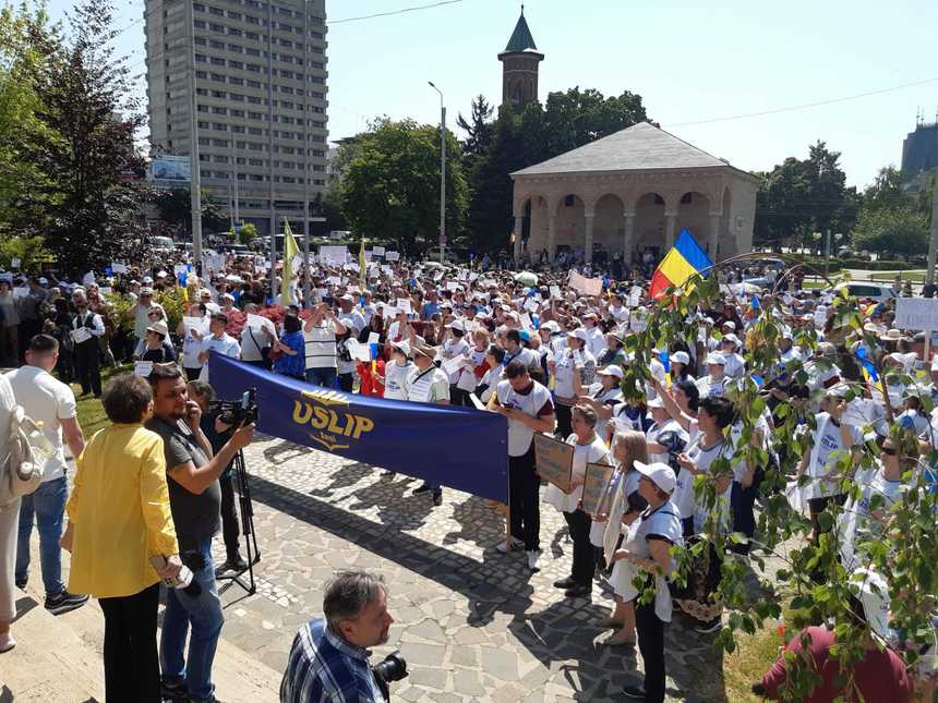 Şeful sindicatului profesorilor ieşeni: Liderii noştri de la Bucureşti să ceară majorarea salariilor cu 60 la sută/ Protest cu 2.000 de oameni, în faţa Prefecturii Iaşi