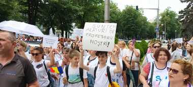 Un nou protest al profesorilor, în faţa Prefecturii Timiş/ La acţiune s-au alăturat şi elevi - FOTO