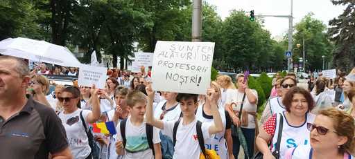 Un nou protest al profesorilor, în faţa Prefecturii Timiş/ La acţiune s-au alăturat şi elevi - FOTO