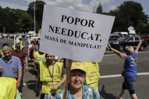 UPDATE - Nou protest al sindicaliştilor din învăţământ - Mii de angajaţi mărşăluiesc prin Capitală / Restricţii de trafic/ Mesaj pentru politicieni: Facem rotativa: noi primim banii, voi vă cumpăraţi cărţi! Proteste sunt şi în alte oraşe din ţară - FOTO