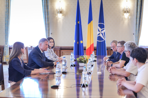 Sindicaliştii din educaţie au fost primiţi de preşedintele Klaus Iohannis / Discuţiile, la care a fost prezent şi un reprezentant al elevilor, au durat mai bine de o oră - FOTO