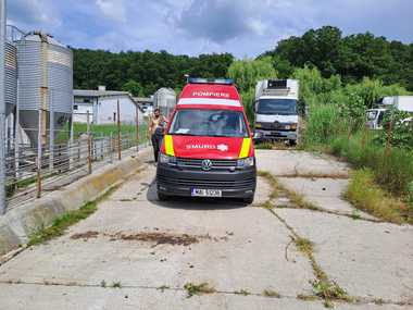 Satu Mare: Bărbat în stare gravă, după ce a căzut într-o fosă septică la o fermă de creştere a porcilor