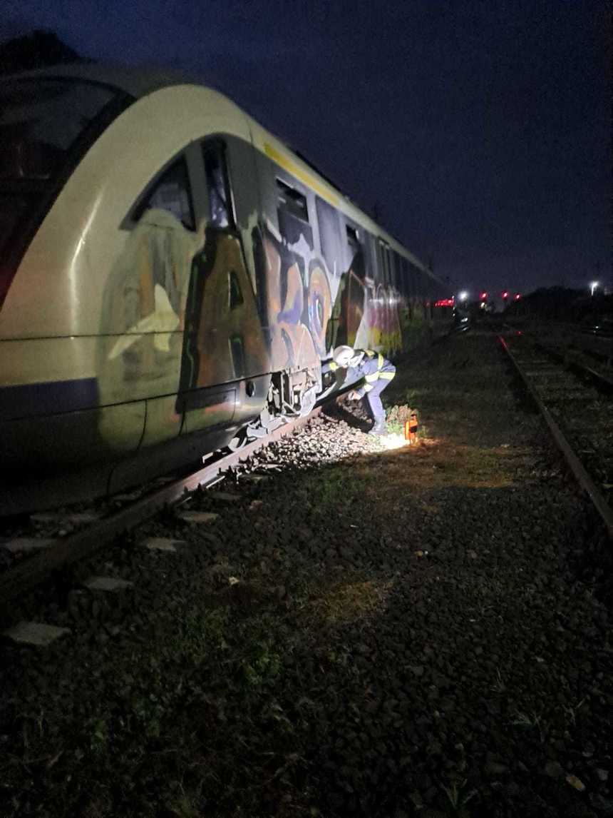 Argeş: Incendiu la motorul unui tren personal în care se aflau 60 de pasageri

