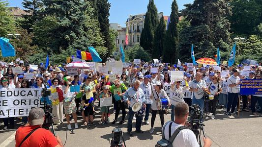 Constanţa: Sute de cadre didactice protestează în faţa Prefecturii/ Profesorii scandează: “Nu cedăm”/ Pe pancarte scrie: “România educată = România eşuată”, “Popor needucat, masă de manipulat” - FOTO