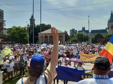 Liderul sindicaliştilor ieşeni din Educaţie, către cei 1.500 de manifestanţi adunaţi în faţa Prefecturii: Suntem în a opta zi de grevă. Mai rezistăm o lună?