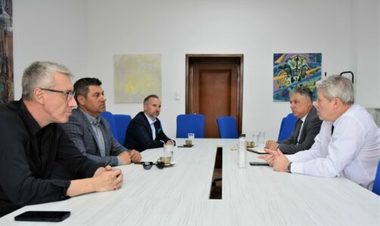 Predoiu, după discuţii cu reprezentanţii sindicatelor din penitenciare: Îmi menţin angajamentul ca poliţiştii de penitenciare vor avea aceleaşi drepturi ca toţi ceilalţi angajaţi din familia ocupaţională apărare, ordine publică şi siguranţă naţională,