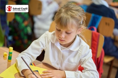 Raport Salvaţi Copiii: Peste jumătate dintre copiii români îşi doresc să plece din ţară. Sute de mii de copii cu vârstă de şcoală nu frecventează cursuri sau nu sunt îngrijiţi direct de către părinţi
