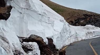 Drumarii continuă lucrările pe Transalpina, astfel încât circulaţia să poată fi deschisă – VIDEO