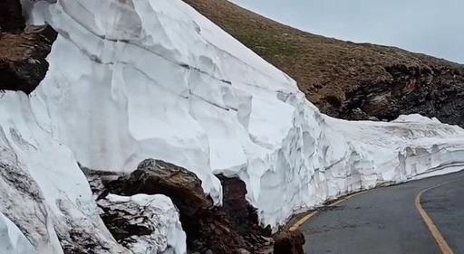 Drumarii continuă lucrările pe Transalpina, astfel încât circulaţia să poată fi deschisă – VIDEO