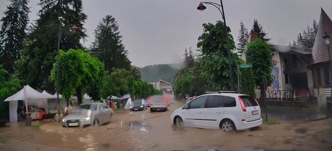 Inundaţii în localitatea prahoveană Vărbilău, în urma ploii torenţiale. Un drum judeţean este blocat / Şi la Sinaia unele străzi au fost acoperite de ape - VIDEO
