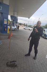 Mehedinţi: Jandarmii au intervenit pentru îndepărtarea unui şarpe de peste 150 de centimetri, încolăcit printre cablurile de alimentare ale unei pompe de benzină