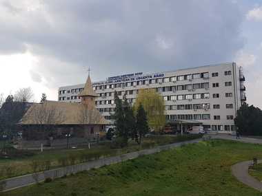 Trei clădiri aparţinând Spitalului Judeţean Arad au fost afectate de cutremurul de marţi seară / Cea mai afectată este cea în care funcţionează Compartimentul de Îngrijiri Paliative
