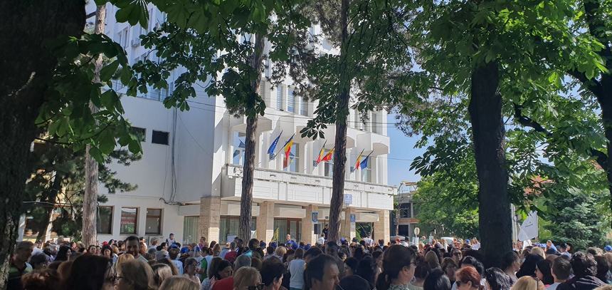 Nou protest al salariaţilor din învăţământ, în faţa Prefecturii Buzău - 500 de sindicalişti au scandat lozinci, iar o delegaţie a fost primită de subprefecţi / Peste 80% dintre sindicaliştii din judeţ sunt încă în grevă