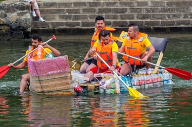Timişoara - Competiţie cu ambarcaţiuni din materiale recuperate şi reciclabile, pe Bega - FOTO
