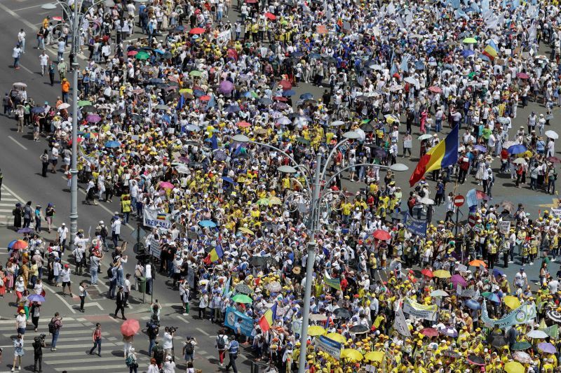 UPDATE - Nou protest al sindicaliştilor din Educaţie, la Bucureşti / Miting în Piaţa Victoriei şi marş / Premierul se întâlneşte cu liderii sindicaliştilor / Ce pancarte au protestatarii - FOTO /  VIDEO