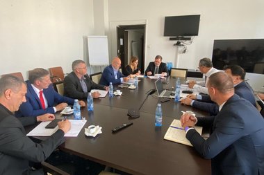 Ministrul Sănătăţii, Alexandru Rafila, întâlnire cu sindicatele: S-au găsit soluţii pentru acoperirea deficitului de personal care se ridică la 45% şi s-a analizat proiectul Legii salarizării pentru funcţiile din Serviciile Publice de Ambulanţă