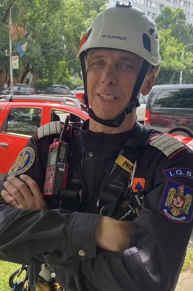 Alpinistul care a reuşit să îl salveze pe militarul care a stat 24 de ore pe un pervaz: S-a speriat când m-a văzut, sper să nu îmi poarte pică, am vrut să-l ajut / Negociatorul Poliţiei spune că a fost cea mai dificilă misiune - FOTO/ VIDEO

