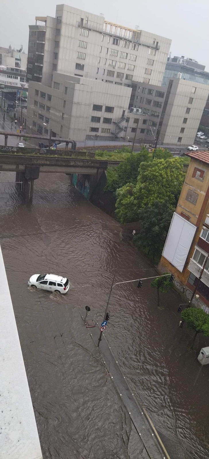 Timişoara: Subsolul unui spital şi cel al unei policlinici, inundate în urma unei ploi puternice / Un pasaj s-a umplut cu apă - FOTO / VIDEO