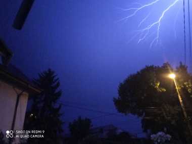 Cod roşu de ploi torenţiale, descărcări electrice şi grindină, în judeţele Bistriţa-Năsăud, Caraş-Severin şi Bihor
